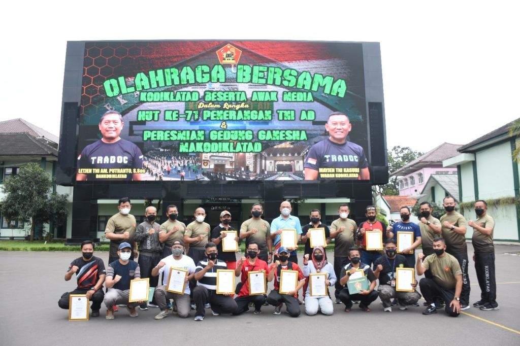 HUT Penerangan TNI AD, Keluarga Besar Kodiklatad Olahraga Bareng Awak Media HUT Penerangan TNI AD, Keluarga Besar Kodiklatad Olahraga Bareng Awak Media