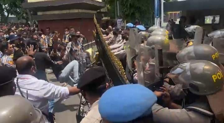 Demo Anarkis Di Polda Jabar, 725 Anggota GMBI Diamankan Demo Anarkis Di Polda Jabar, 725 Anggota GMBI Diamankan