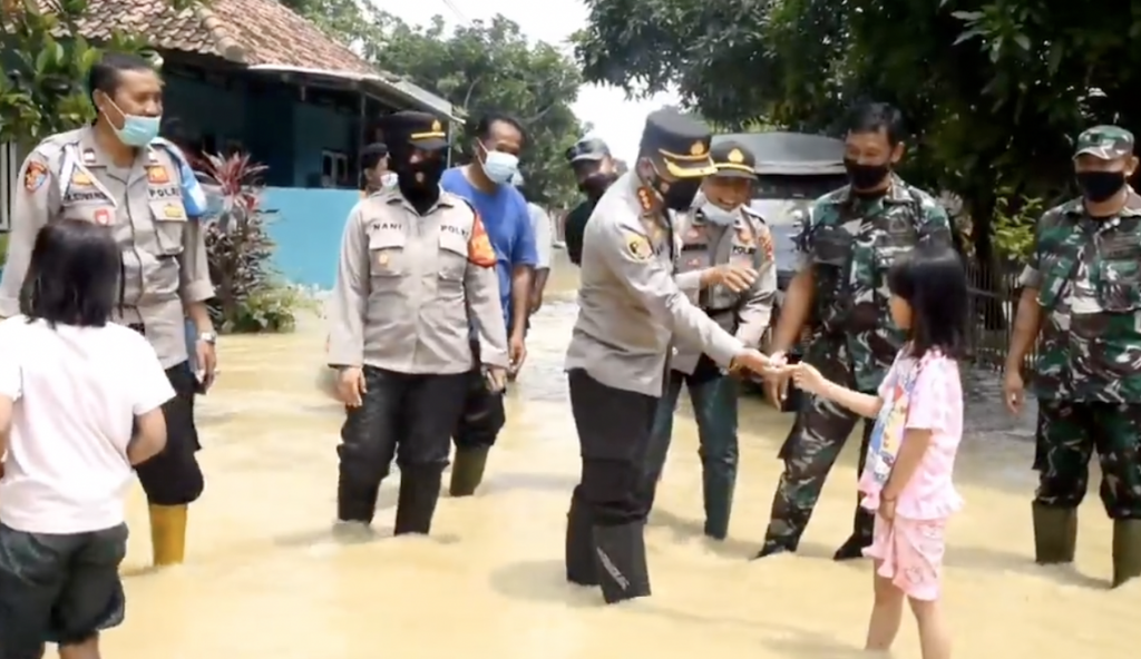 Pastikan Banjir Waled Tertangani, Kapolresta Cirebon Terjun Langsung