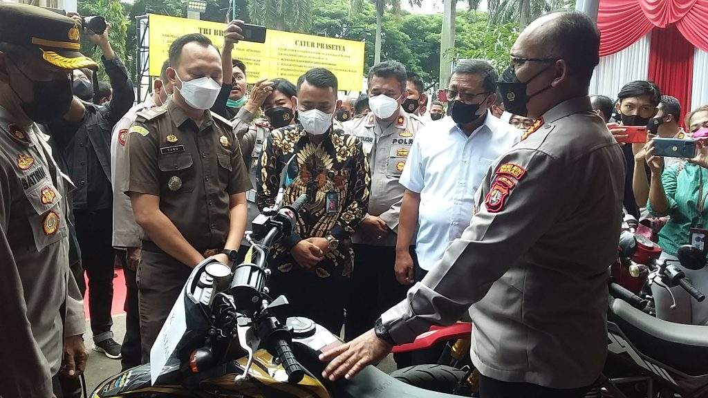 Polres Metro Bekasi Kembalikan Motor Hasil Curian Kepada Pemiliknya Polres Metro Bekasi Kembalikan Motor Hasil Curian Kepada Pemiliknya