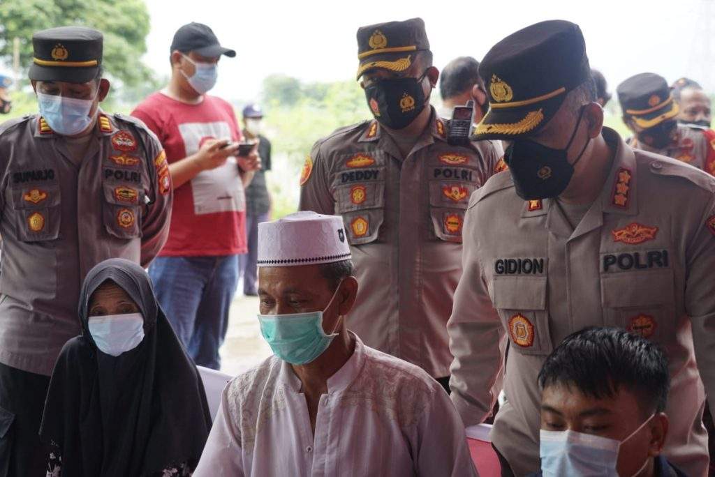 Kapolres Metro Bekasi Tinjau Vaksinasi Lansia di Sukatani Kapolres Metro Bekasi Tinjau Vaksinasi Lansia di Sukatani