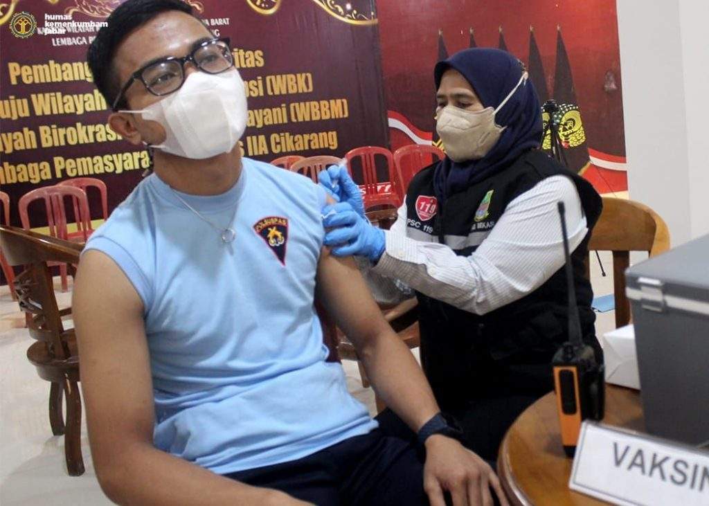 Kakanwil Kumham Jabar Pantau Vaksin Booster di Lapas Cikarang dan Bapas