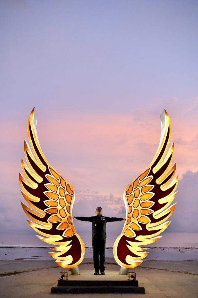 Monumen Dua Sayap Ikon Baru Pantai Sayang Heulang