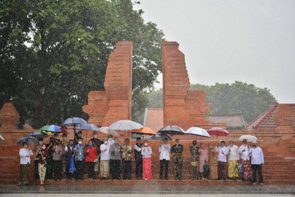 Gubernur Ridwan Kamil Resmikan 'Wajah Baru' Alun-alun Keraton Kasepuhan Cirebon