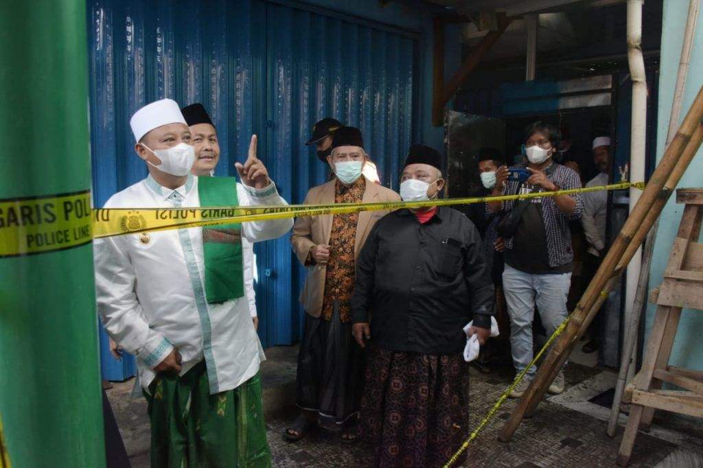 Wagub Serahkan Bantuan ke Ponpes Kebakaran di Karawang