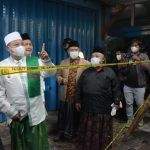 Wagub Serahkan Bantuan ke Ponpes Kebakaran di Karawang