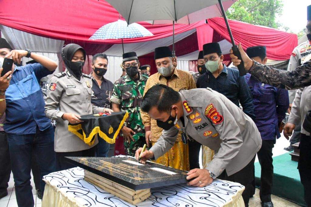 Kapolresta Cirebon Resmikan Mushola Al Fatih Polsek Asjap Sekaligus Santuni Yatim Piatu