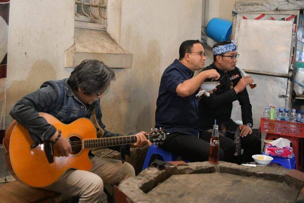 Ditemani Ganjar, Ridwan Kamil-Anies Nikmati Bubur Ayam di Bandung Ditemani Ganjar, Ridwan Kamil-Anies Nikmati Bubur Ayam di Bandung