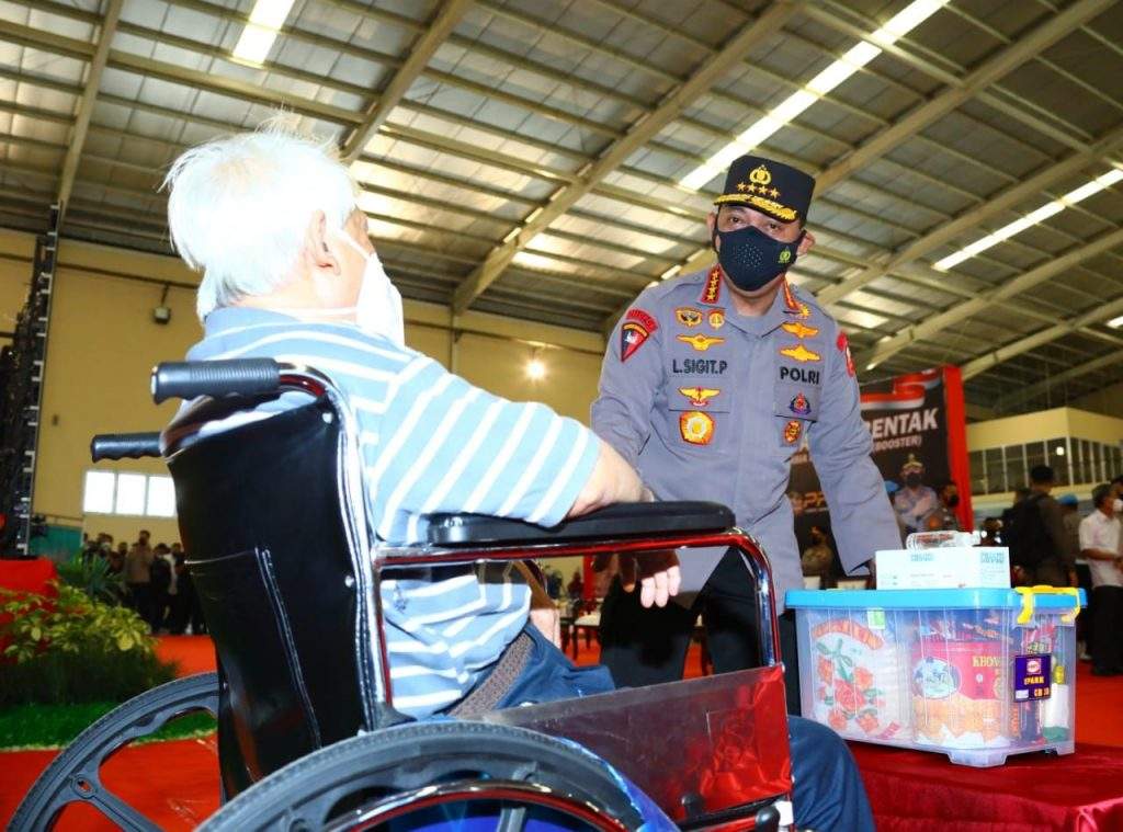 Kapolri Tinjau Vaksinasi Masal di Bekasi