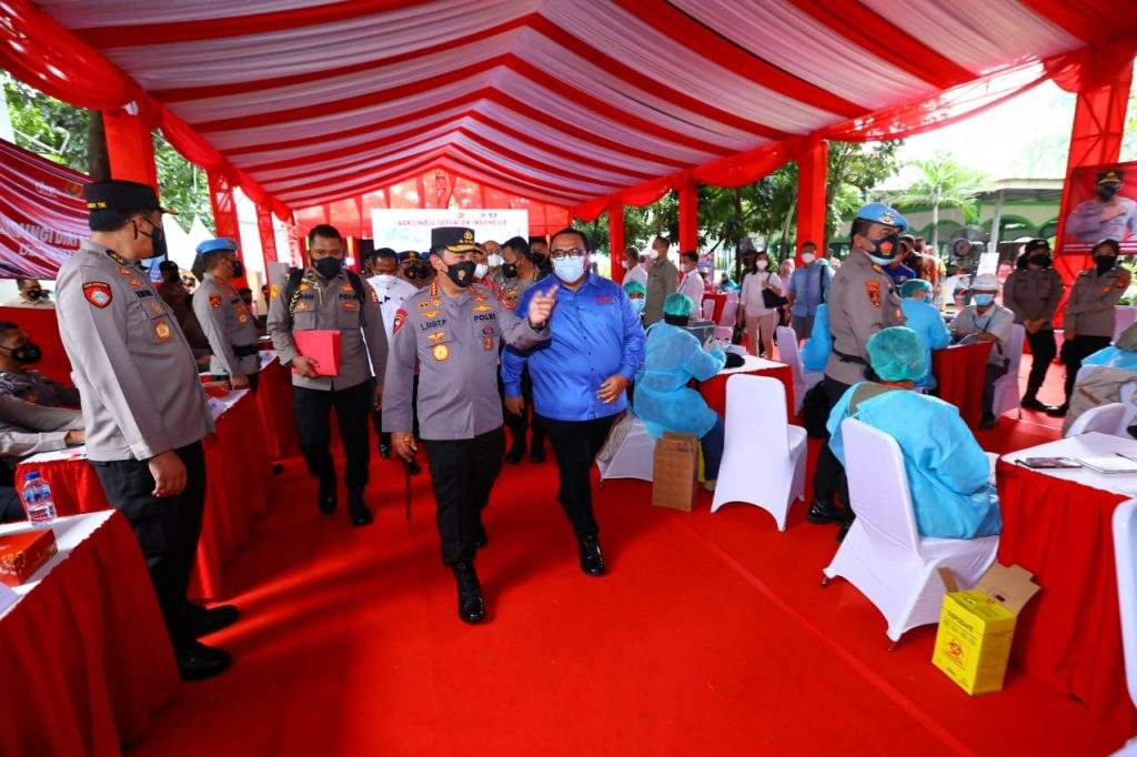 Kapolri Tinjau Akselerasi Vaksinasi Dosis Ketiga di PT Fajar Surya Wisesa