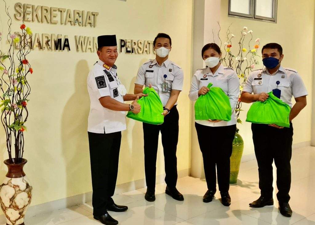 Jaga Imunitas Para Pegawai, Lapas Kelas IIA Cikarang Bagikan Paket Vitamin Daya Tahan Tubuh