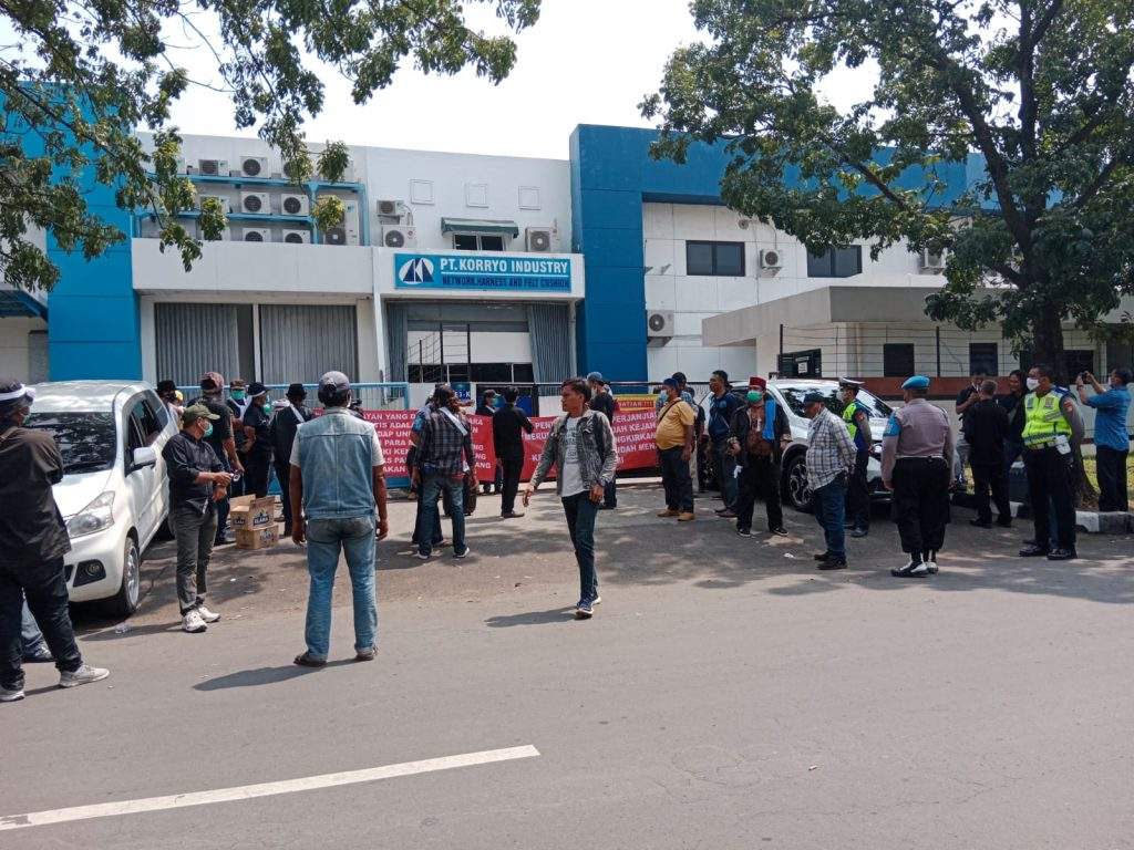 Diputus Kerjasama Secara Sepihak, Puluhan Warga Demo PT Korryo Industry