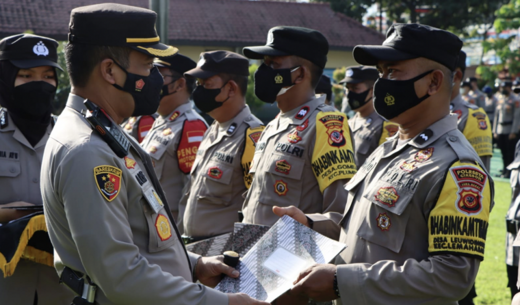 Kapolresta Cirebon Beri Penghargaan Kepada Personel Berprestasi Kapolresta Cirebon Beri Penghargaan Kepada Personel Berprestasi