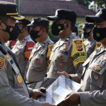 Kapolresta Cirebon Beri Penghargaan Kepada Personel Berprestasi