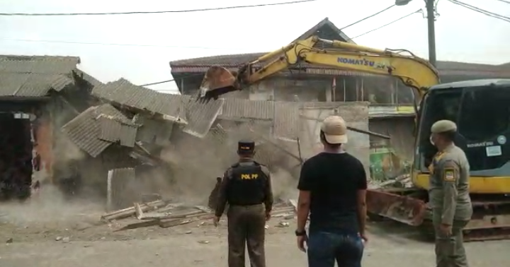 Picu Kemacetan Karena Penyempitan Jalan, Puluhan Bangli Dibongkar Satpol PP