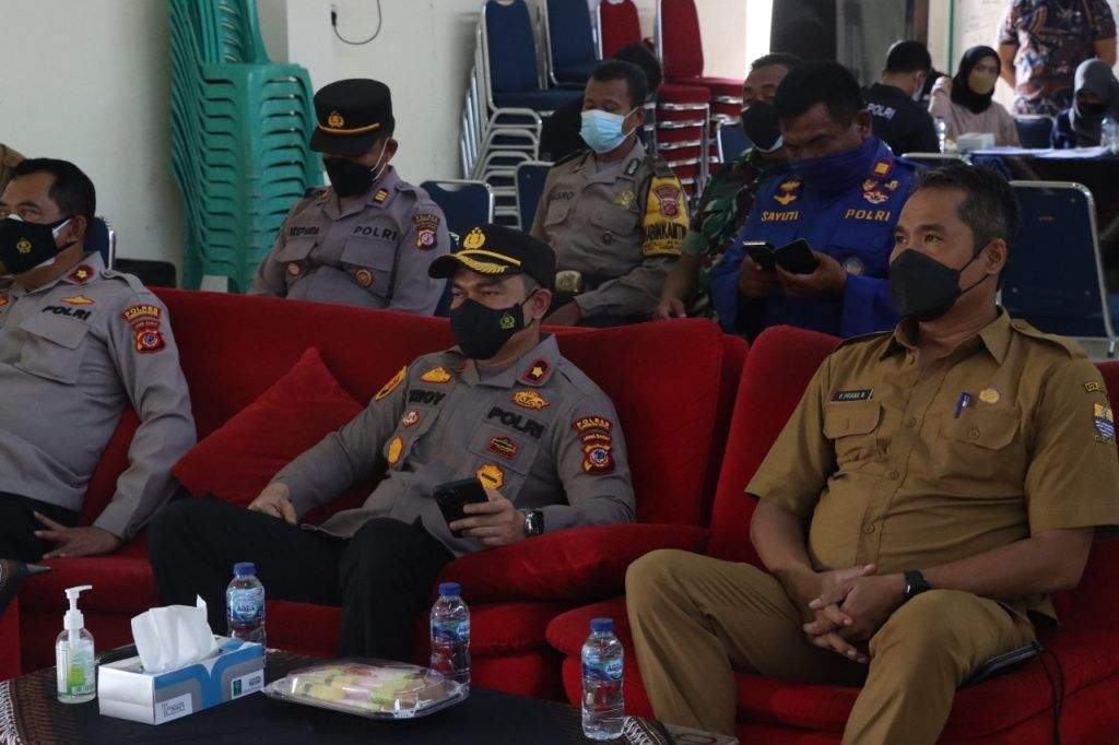 Wakapolres Cirebon Kota Tinjau Vaksinasi Booster Plus Zoom Meeting Bareng Kapolri