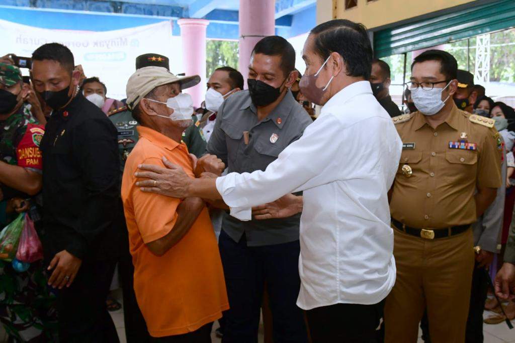 Serahkan Bansos di Pasar Harjamukti, Jokowi Tegaskan Untuk Modal Usaha Serahkan Bansos di Pasar Harjamukti, Jokowi Tegaskan Untuk Modal Usaha