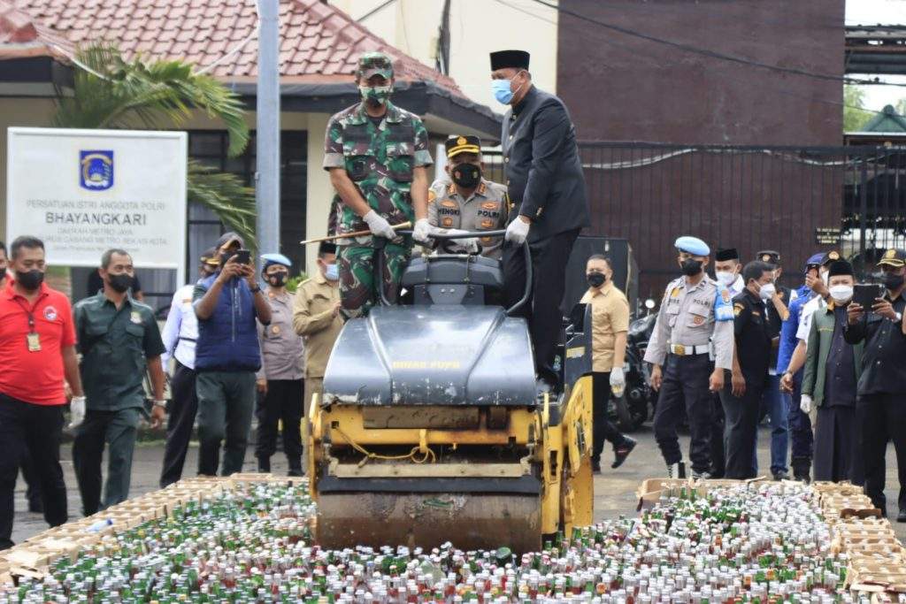 Polres Metro Bekasi Kota Musnahkan Miras Berbagai Merk, Ganja, Sabu, dan Narkoba Jenis Gorila