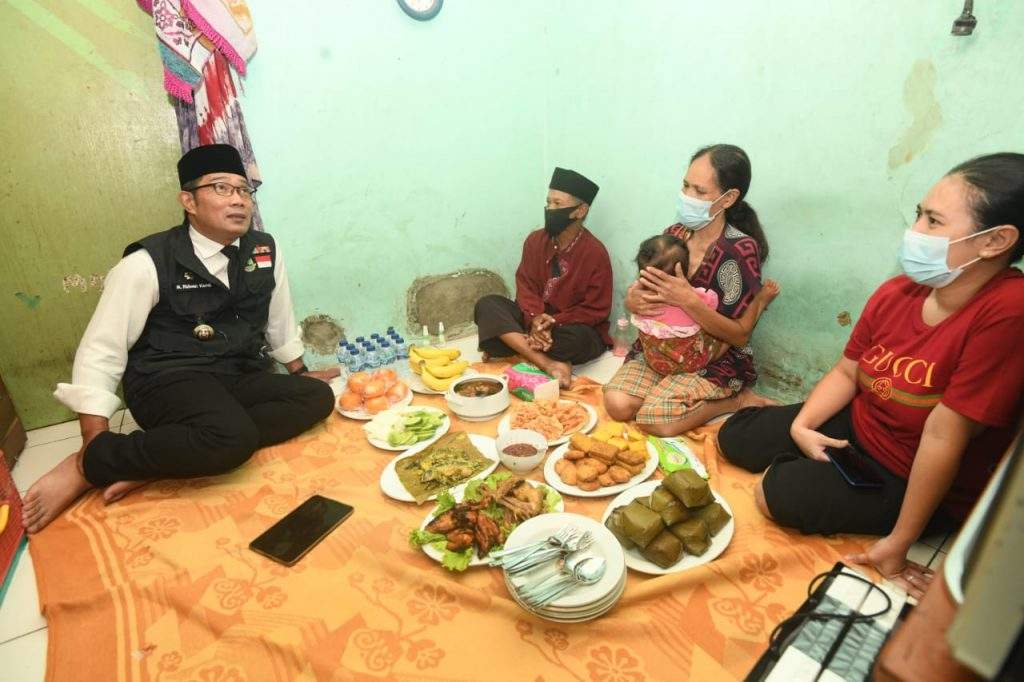 Kicauan Burung Lovebird Warnai Buka Puasa Ridwan Kamil di Rumah Warga Bandung