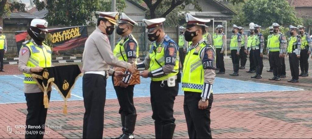 Sempat Viral, Dua Petugas Satlantas Dapat Penghargaan dari Kasatlantas Polres Metro Bekasi