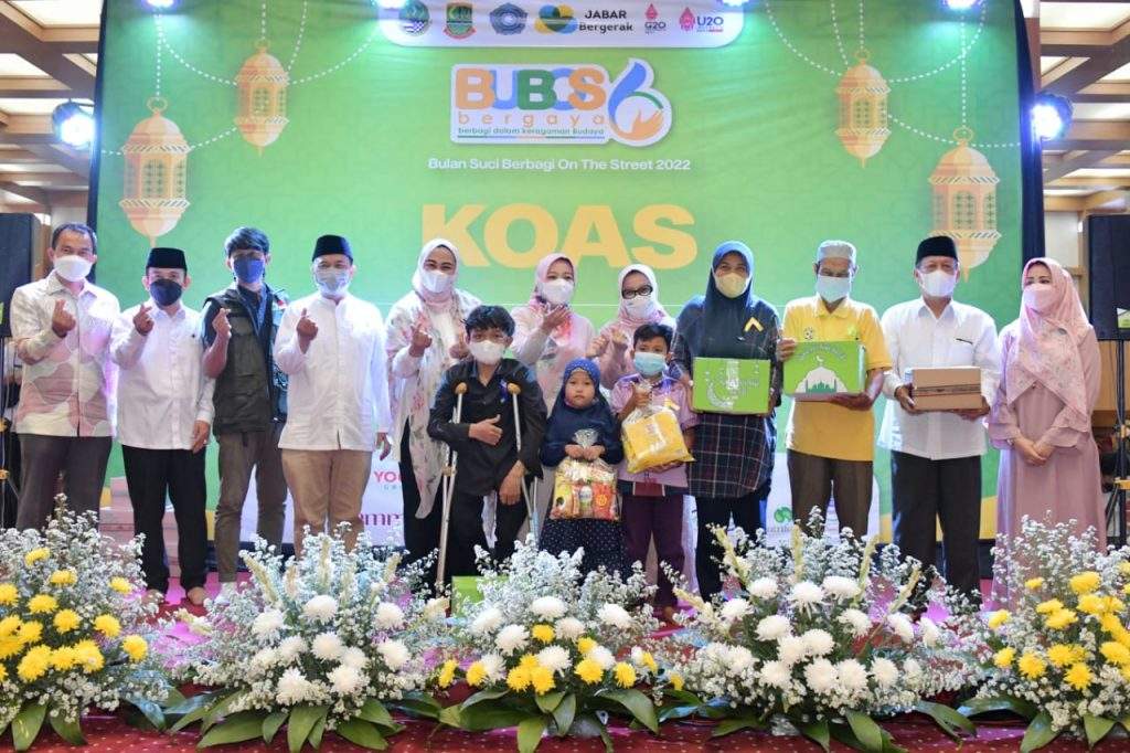 Atalia Tinjau Kontes Juara Anak Soleh dan Bantu Keluarga Pra Sejahtera di Karawang