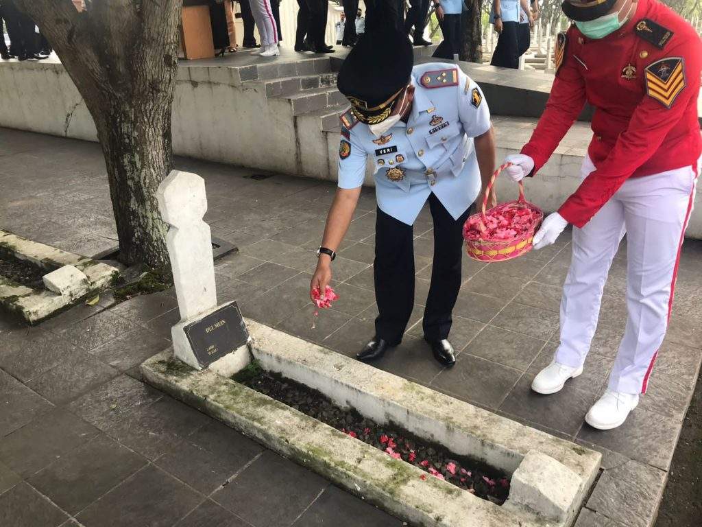 Lacika Giat Tabur Bunga di TMP Karawang Lacika Giat Tabur Bunga di TMP Karawang
