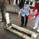 Lacika Giat Tabur Bunga di TMP Karawang