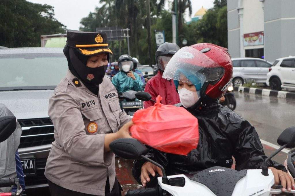 Polwan Polres Metro Bekasi Bagikan Ta'jil dan Handsanitizer Kepada Pengguna Jalan Polwan Polres Metro Bekasi Bagikan Ta'jil dan Handsanitizer Kepada Pengguna Jalan