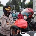 Polwan Polres Metro Bekasi Bagikan Ta'jil dan Handsanitizer Kepada Pengguna Jalan