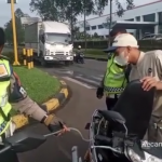 Viral, Aksi Dua Petugas Satlantas Polrestro Bekasi Bantu Pemotor yang Mogok Di Jalan