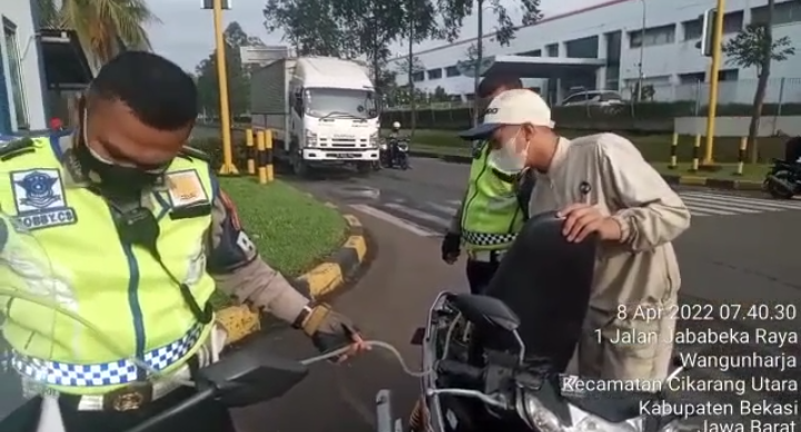 Viral, Aksi Dua Petugas Satlantas Polrestro Bekasi Bantu Pemotor yang Mogok Di Jalan