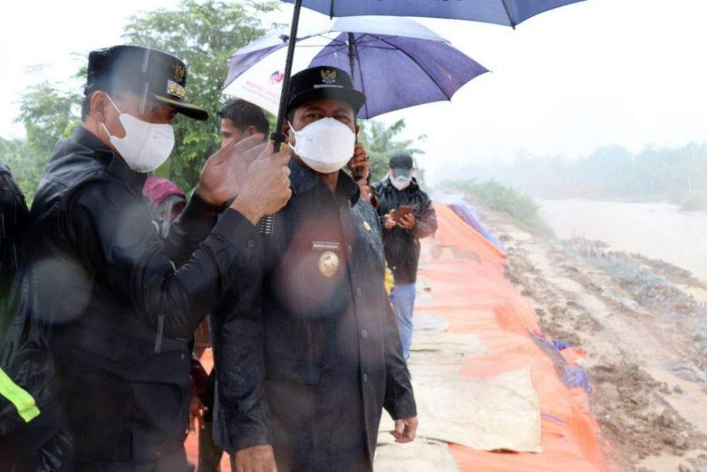 Bareng Forkopimda, Plt. Bupati Bekasi Tinjau Tanggul Jebol Kali Citarum