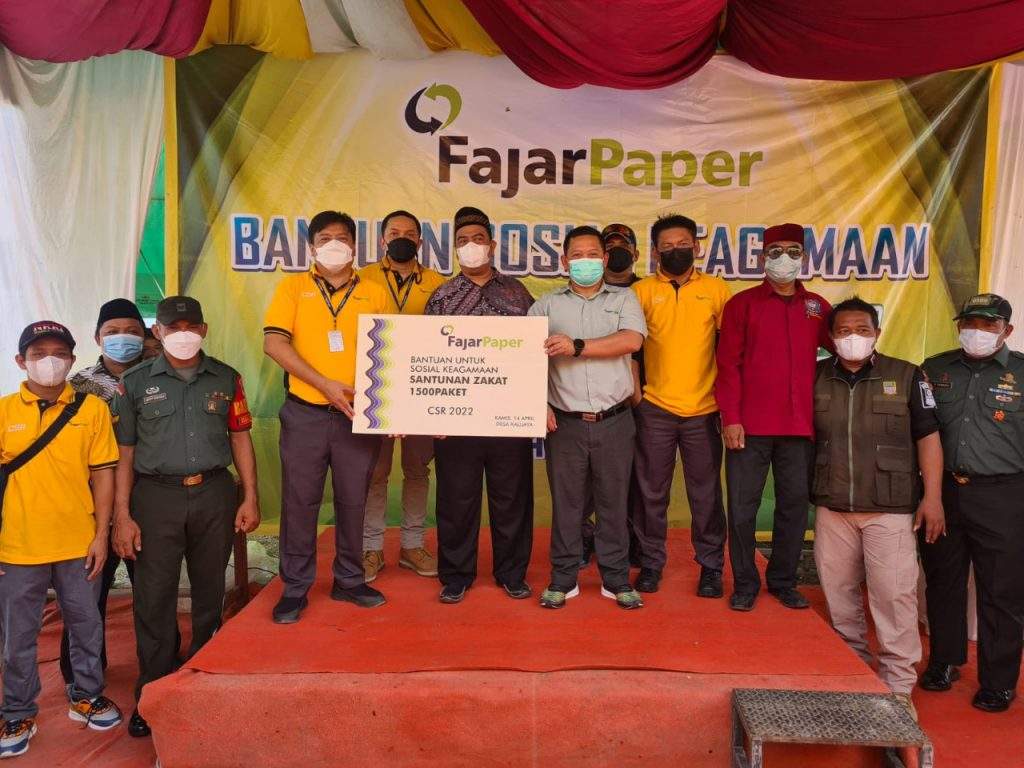 Fajar Paper Berikan Zakat Kepada 1.500 Warga Desa Kalijaya dan 400 Paket Sembako untuk Kegiatan Baksos