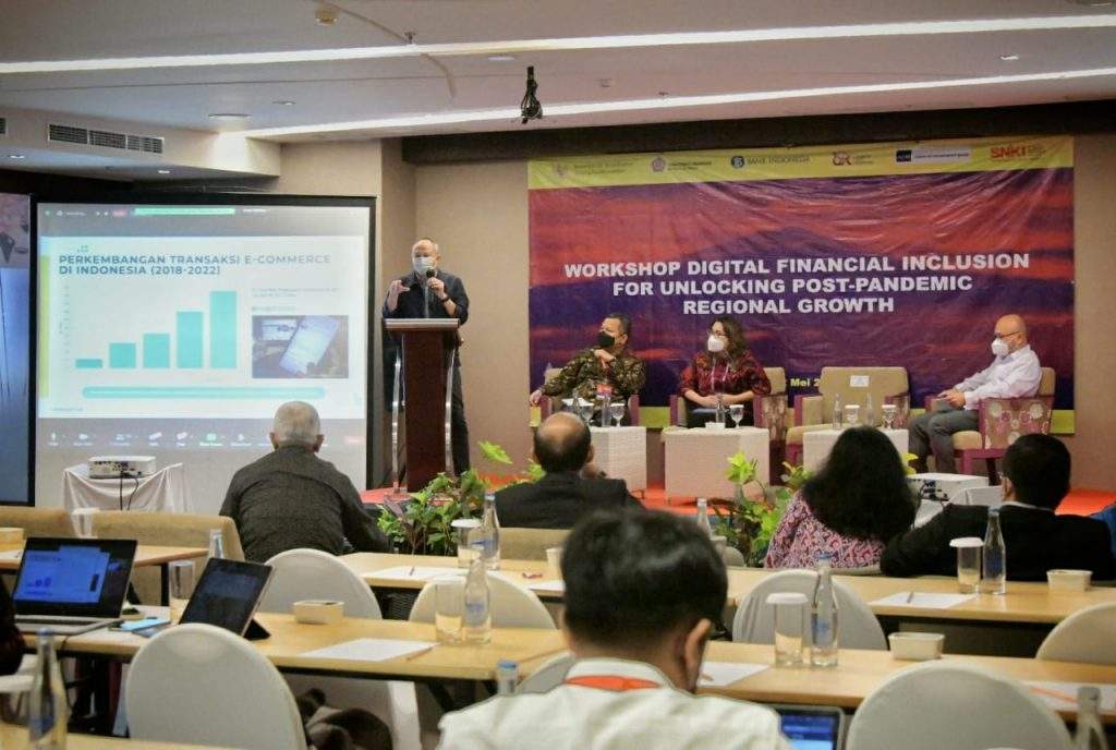 Digitalisasi dan Literasi Keuangan Harus Berjalan Beriringan Digitalisasi dan Literasi Keuangan Harus Berjalan Beriringan