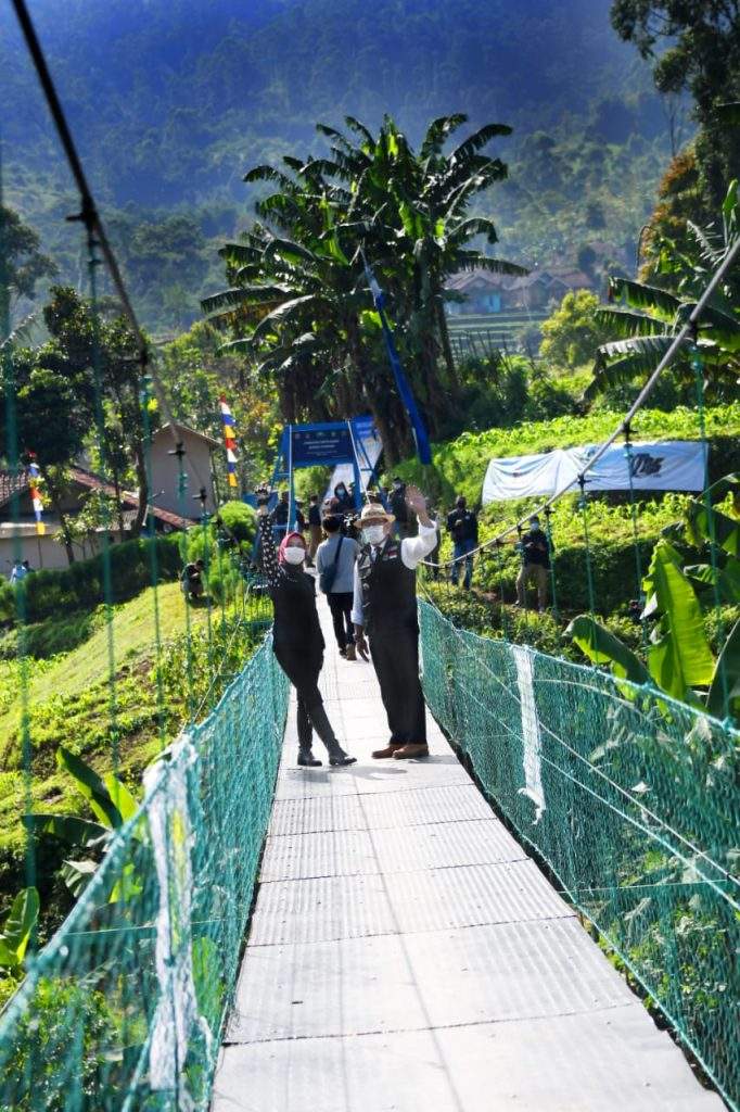 Resmikan Jembatan Gantung Simpay Asih, Ridwan Kamil: Ekonomi Warga Bisa Meningkat Resmikan Jembatan Gantung Simpay Asih, Ridwan Kamil: Ekonomi Warga Bisa Meningkat