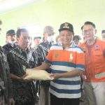 Wagub Uu Ruzhanul Serahkan 56 Ton Beras untuk Korban Banjir