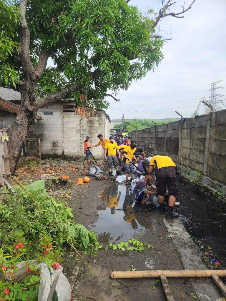 FajarPaper Bantu Masyarakat Kalijeruk Atasi Masalah Lingkungan Melalui Program Bersih Lingkungan