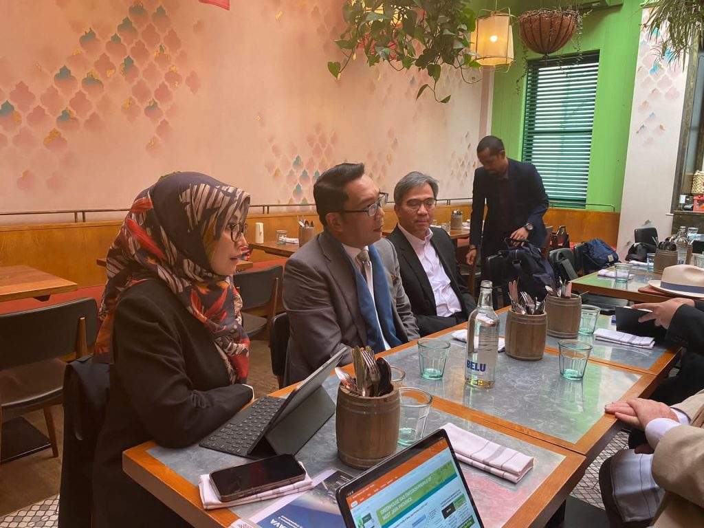 PERJALANAN DINAS LUAR NEGERI Jawa Barat Tindaklanjuti Penjajakan PLTB dengan Investor Inggris PERJALANAN DINAS LUAR NEGERI Jawa Barat Tindaklanjuti Penjajakan PLTB dengan Investor Inggris