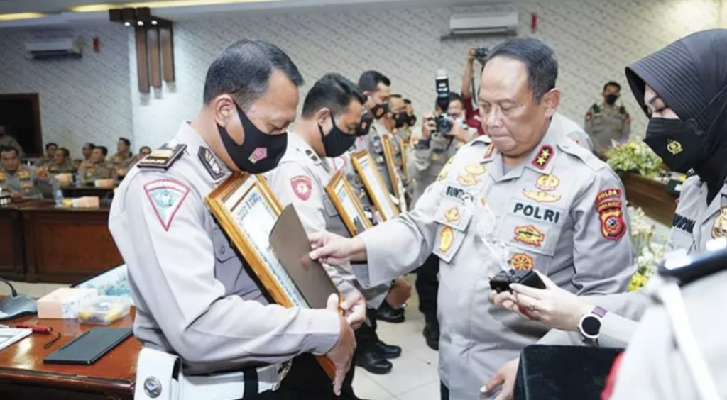 Mudik Aman Lancar, Kapolda Jabar Beri Penghargaan ke Polresta Cirebon