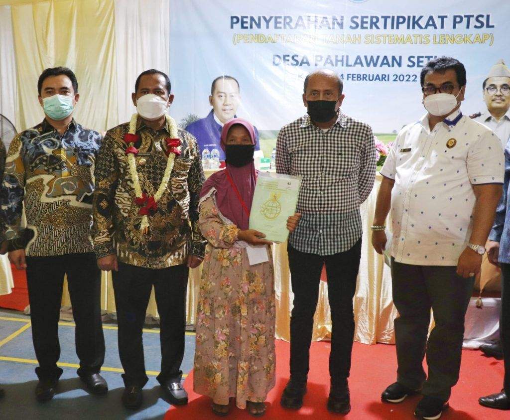 Plt. Bupati Bekasi Serahkan Sertifikat Program PTSL di Tambun Utara
