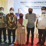 Plt. Bupati Bekasi Serahkan Sertifikat Program PTSL di Tambun Utara