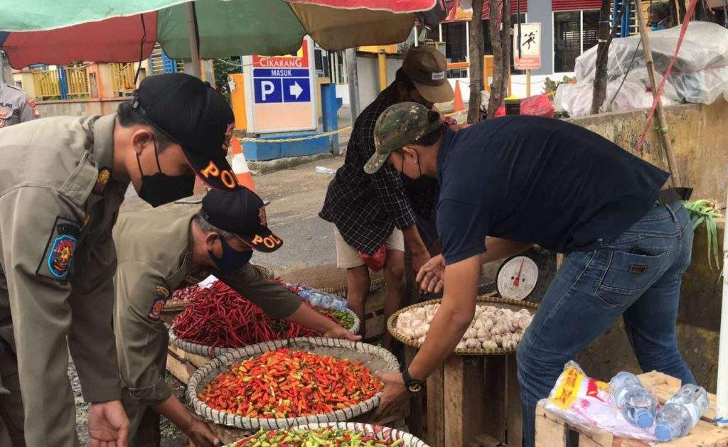 Tertibkan PKL, Satpol PP Gelar Operasi di Perempatan SGC Tertibkan PKL, Satpol PP Gelar Operasi di Perempatan SGC