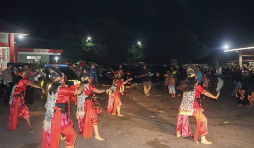 Suguhan Tari Topeng Polresta Cirebon Ampuh Hibur Pemudik Saat Arus Balik