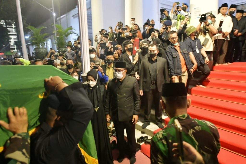 Gubernur Ganjar Pranowo dan Gubernur Khofifah Indar Parawansa Salatkan Eril di Gedung Pakuan