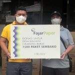 FajarPaper Serahkan Bantuan 1.500 Paket Sembako untuk Desa Kalijaya