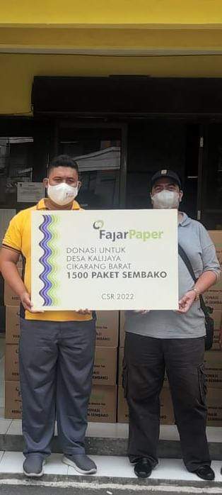 FajarPaper Serahkan Bantuan 1.500 Paket Sembako untuk Desa Kalijaya