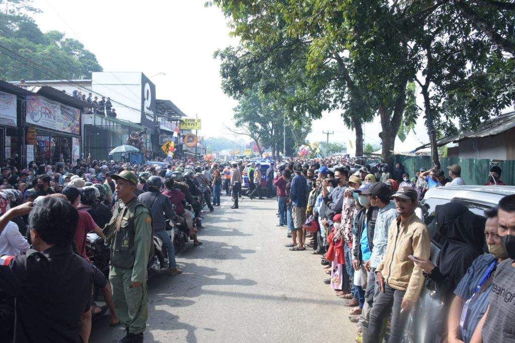 Warga Berbondong Ziarah Makam Eril di Cimaung Warga Berbondong Ziarah Makam Eril di Cimaung