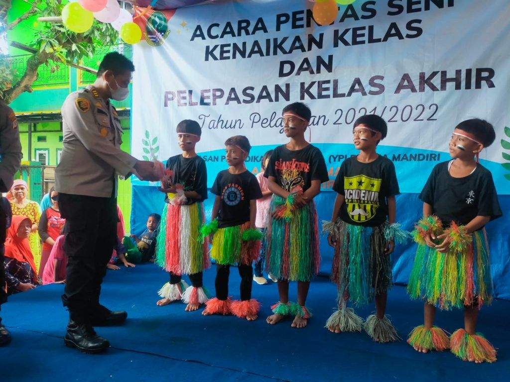 Semarakkan HUT Bhayangkara ke-76, Polsek Pabuaran Gelar Baksos