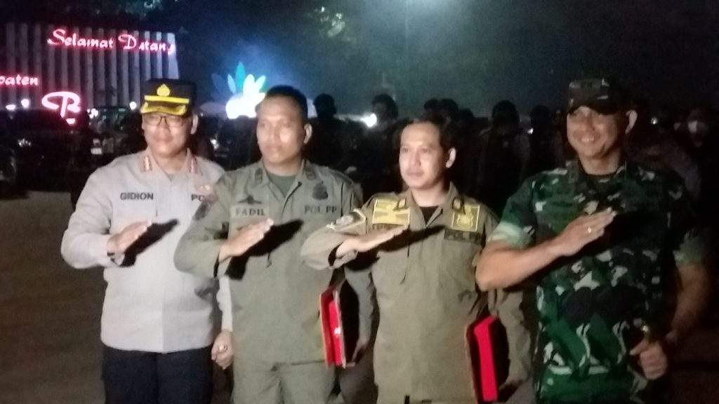 Kapolrestro Bekasi dan Dandim 0509 Berikan Penghargaan Kepada 2 Petugas Satpol PP Kapolrestro Bekasi dan Dandim 0509 Berikan Penghargaan Kepada 2 Petugas Satpol PP