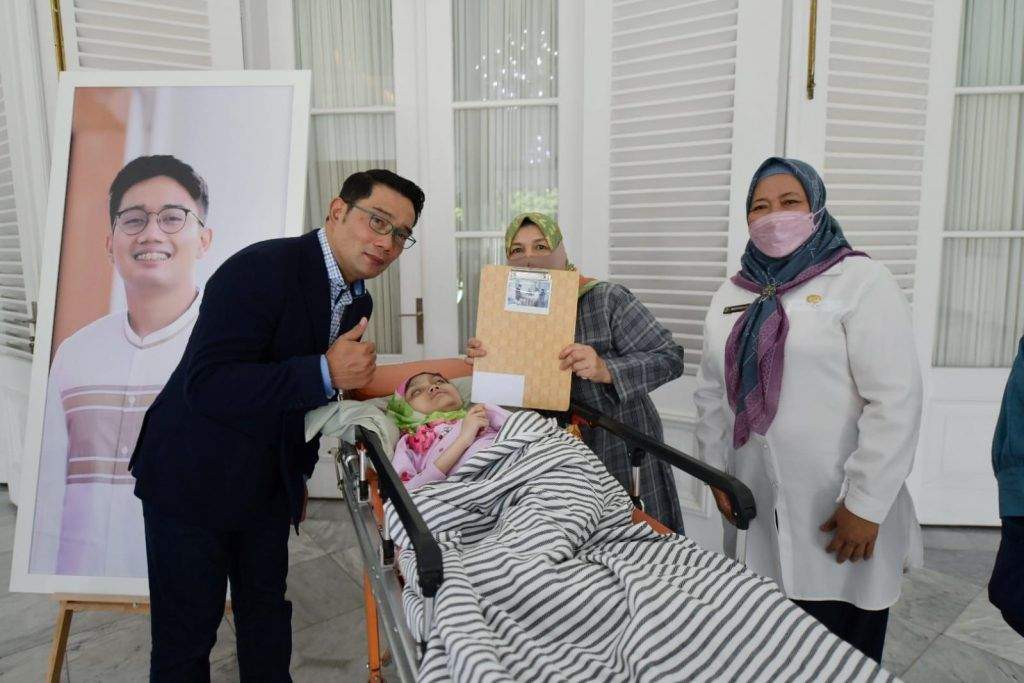 Ridwan Kamil Beri Bantuan Seorang Remaja yang Lumpuh